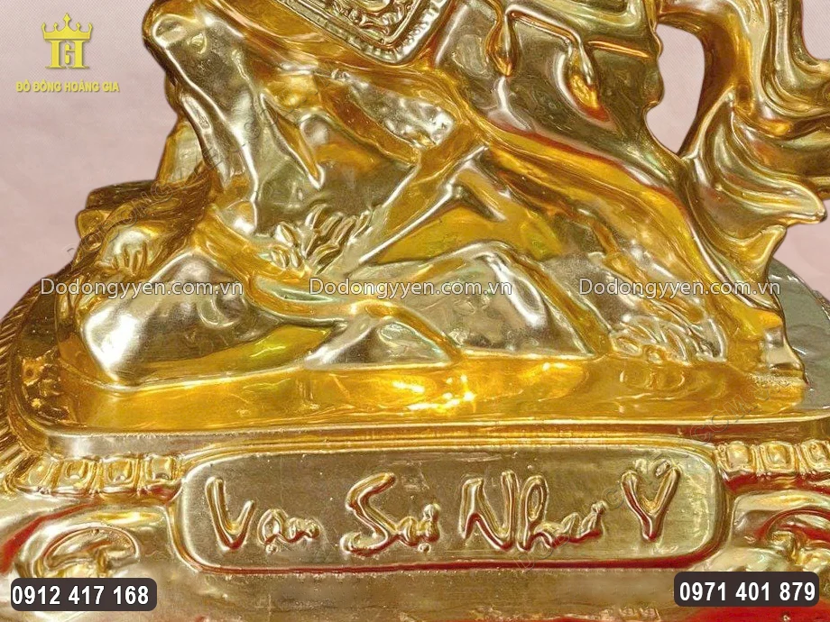 Chữ "Vạn Sự Như &Yacute;" được chạm khắc nổi sắc n&eacute;t
